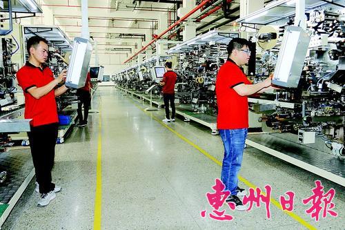 ▲亚洲bwin科技员工在生产车间忙碌。。。。。。本报记者李松权 通讯员林 婧 摄
